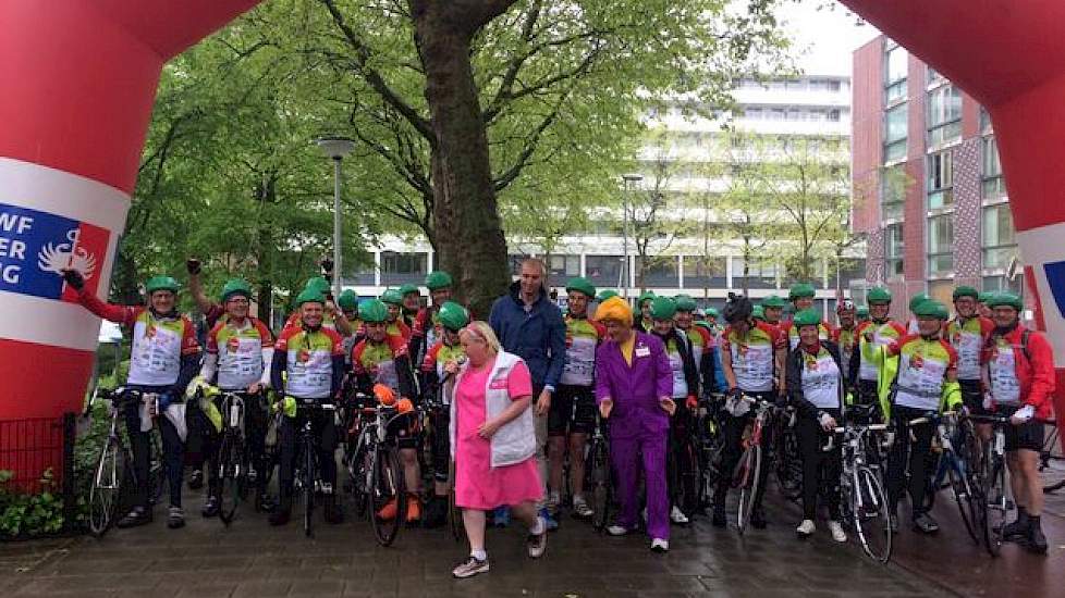 De start van de achtdaagse fietstocht op vrijdag 12 mei in Amsterdam.