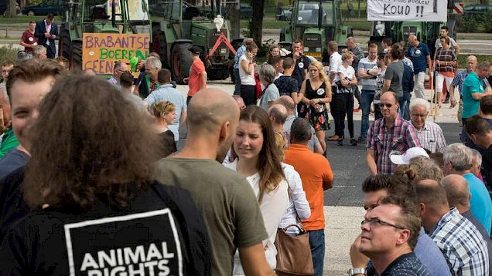 Insprekers die elk 1,5 minuut hun zegje mochten doen, werden gedwongen tot kernachtige betogen.  Huub Fransen, van mengvoerbedrijf Fransen-Gerrits, zei over het flankerend beleid. ”Ik ga niet meebetalen aan een koude sanering van de sector.” Melkveehouder