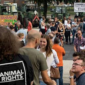 Insprekers die elk 1,5 minuut hun zegje mochten doen, werden gedwongen tot kernachtige betogen.  Huub Fransen, van mengvoerbedrijf Fransen-Gerrits, zei over het flankerend beleid. ”Ik ga niet meebetalen aan een koude sanering van de sector.” Melkveehouder