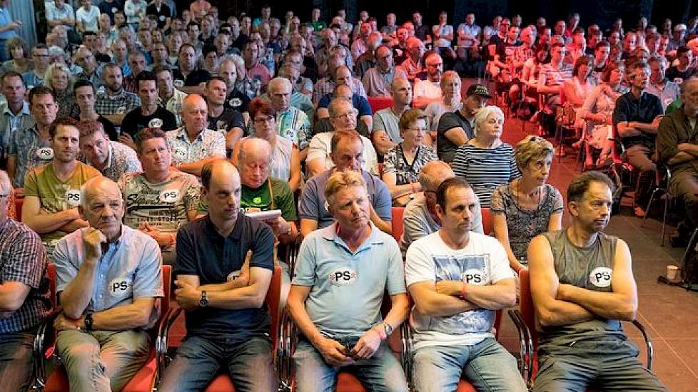 De belangstelling onder boeren was massaal. Omdat de publieke tribune in de Statenzaal slechts enkele tientallen bezoekers kan herbergen, werd bij het debat de Bois le Duczaal opengesteld. Wie een polsbandje had, kon er terecht. In de met 380 bezoekers af