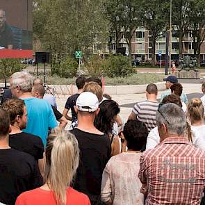 Het was ’s morgens een lange stoet van vooral boeren en andere belangstellenden die vanaf het met auto’s volgepakte Transferium richting het provinciehuis wandelden. De belangstelling was met alleen al 750 boeren zo groot, dat niet iedereen binnen kon. Zo