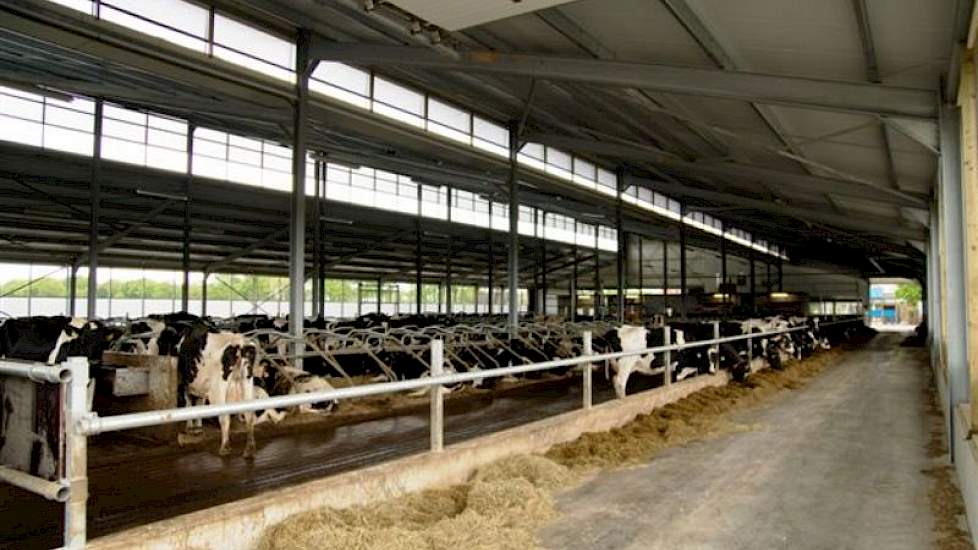 De linker luchtinlaat boven de nieuwe 0-6-0 stal is 2,8 meter, de rechter telt 1 meter. Alle openingen zijn voorzien van vogelgaas. Bij slecht weer zorgen water- en winddichte zeilen ervoor dat het behaaglijk en droog blijft in de stal.