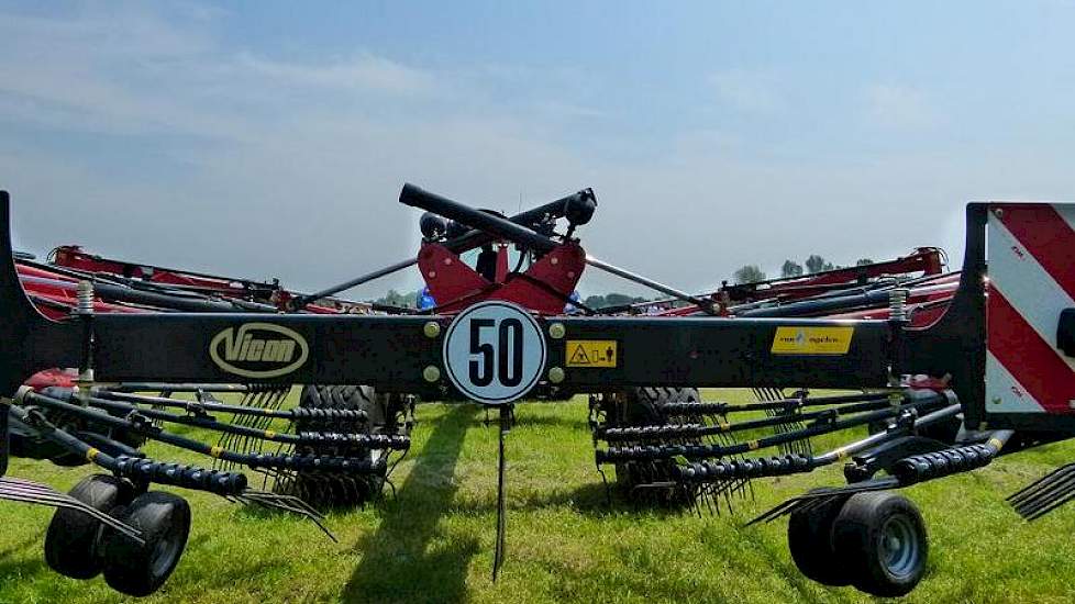 Ook al is de machine erg groot, toch mag je in Vlaanderen met 50 km/uur met deze machine over de weg.