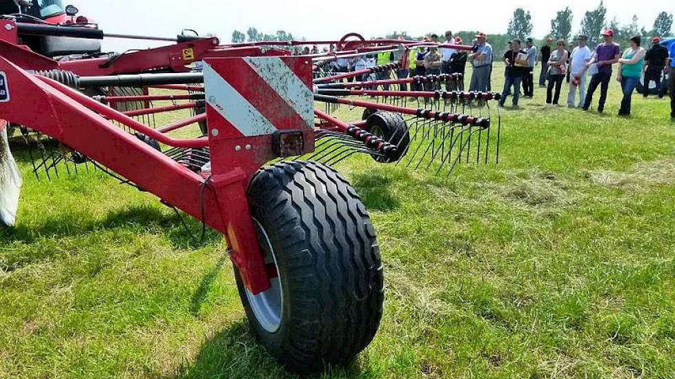 Lely levert een hark met een zwenk loopwiel voor wendbaarheid bij transport over de weg.