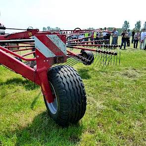 Lely levert een hark met een zwenk loopwiel voor wendbaarheid bij transport over de weg.