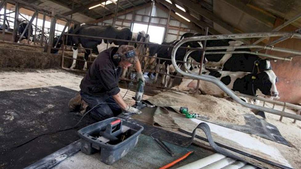 Het leggen van de gelmatras start met het vastschroeven van een ‘standaard’  topzeil, aan de achterkant van het boxdek. Hierdoor kan geen rotzooi onder de matras gaan zitten.