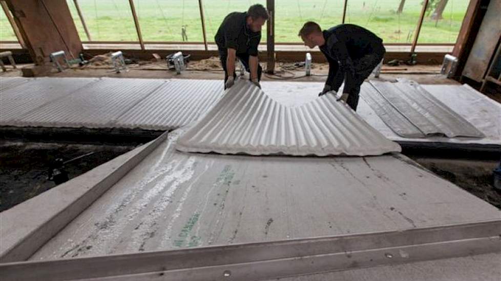 Gevuld is de matras amper meer te tillen. Door het karretje ‘om te kiepen’, glijdt het op de juiste plek. De koeien zorgen zelf, door er op te liggen en staan, dat de korrels en het water gemengd worden tot gel. Na een paar dagen is de substantie goed.