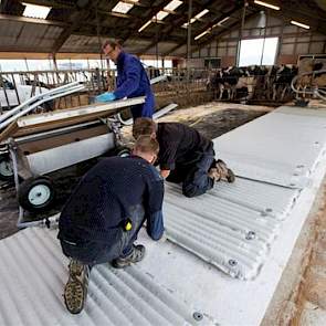 De afmeting van de matrassen is 1,22 bij 1,63 meter. Dat wil niet zeggen dat de boxafscheiding ook zo afgesteld moet zijn: een matras kan prima halverwege de box ‘eindigen’. Met kleinere stukken wordt de breedte van het boxdek precies gevuld.