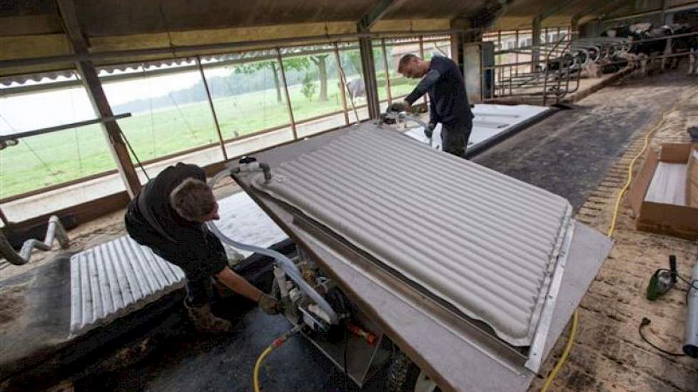 5.	De matrassen worden geleverd met gelkorrels. Pas in de stal wordt water toegevoegd zodat gel ontstaat, anders is het niet te tillen. De matras ligt schuin op het karretje, zodat tijdens het vullen de lucht er rechtsboven uit kan.