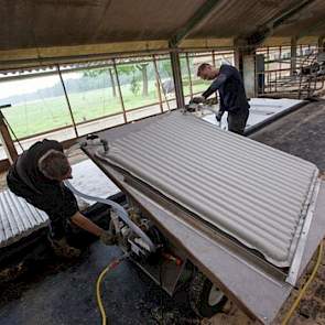 5.	De matrassen worden geleverd met gelkorrels. Pas in de stal wordt water toegevoegd zodat gel ontstaat, anders is het niet te tillen. De matras ligt schuin op het karretje, zodat tijdens het vullen de lucht er rechtsboven uit kan.