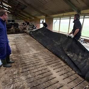 Uiteindelijk worden de matrassen met een rubberen toplaag beschermd en op hun plek gehouden.