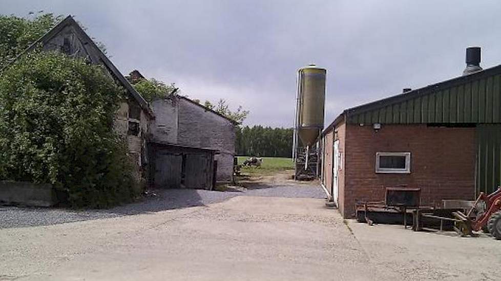 Rechts de ligboxenstal, die 15 jaar oud is, links de overblijfselen van een honderden jaren oud. boerderijtje