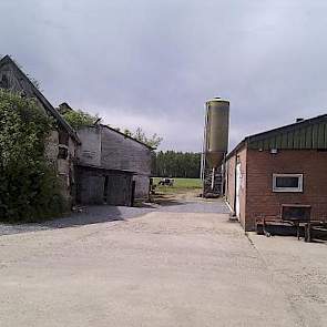 Rechts de ligboxenstal, die 15 jaar oud is, links de overblijfselen van een honderden jaren oud. boerderijtje