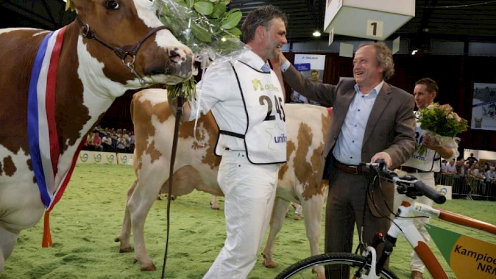 Staatssecretaris Henk Bleker feliciteert Hans Puttenstein met het behalen van het algemeen kampioenschap roodbont.