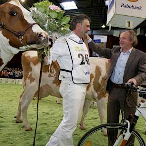 Staatssecretaris Henk Bleker feliciteert Hans Puttenstein met het behalen van het algemeen kampioenschap roodbont.