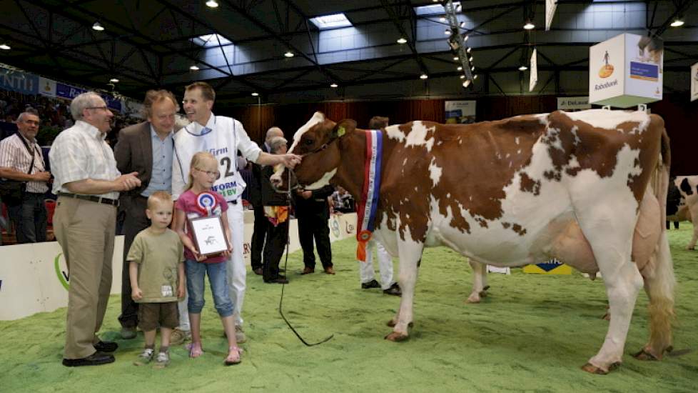 Marco Nieuwenhuis uit Klarenbeek wint net als in 2010 het kampioenschap roodbont oud met zijn OV Nueva.