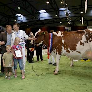 Marco Nieuwenhuis uit Klarenbeek wint net als in 2010 het kampioenschap roodbont oud met zijn OV Nueva.