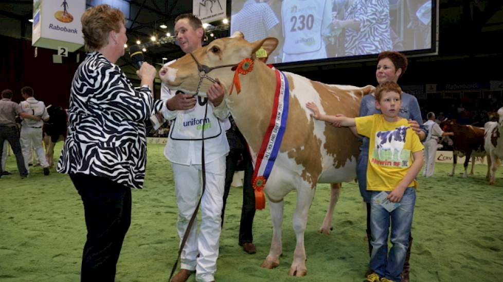 Reservekampioene van de middenklasse Gerie 129 (Blitz x Lightfoot) wordt begeleid door eigenaar Jan-Thomas Vos, die in gesprek is met speaker Alice Booy.