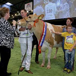 Reservekampioene van de middenklasse Gerie 129 (Blitz x Lightfoot) wordt begeleid door eigenaar Jan-Thomas Vos, die in gesprek is met speaker Alice Booy.