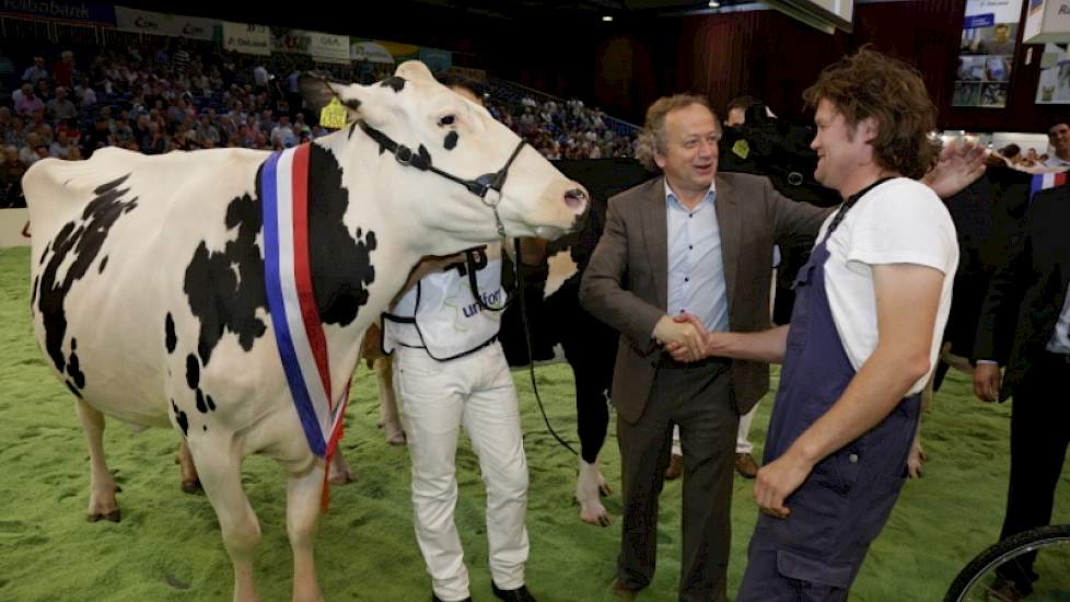 Henk Bleker feliciteert eigenaar John de Vries uit Boijl.