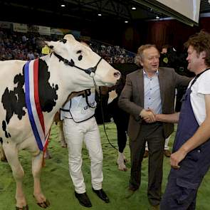 Henk Bleker feliciteert eigenaar John de Vries uit Boijl.