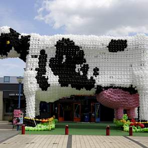 Voor de ingang van de Zwolse IJsselhallen, de nieuwe NRM-locatie, verwelkomde een metershoge ballonnen koe de bezoekers.