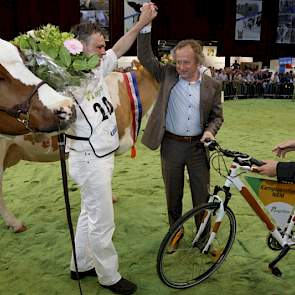 Middenklassekampioene Brook Marie 61 werd tot algemeen kampioene roodbont verkozen. Eigenaar Hans Puttenstein uit Kamperveen ontvangt de felicitaties van Henk Bleker en krijgt van Arie Hamoen een fiets uitgereikt.