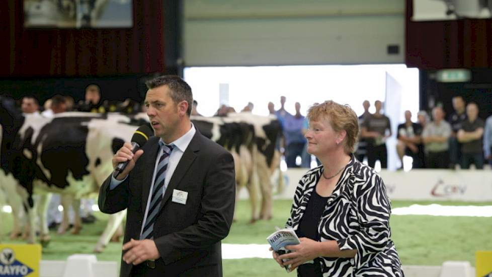 De Duitser Markus Mock (links op de foto, rechts speaker Alice Booy) jureerde samen met de Belg Tjebbe Huybrechts bij zwartbont. Bij roodbont namen Henry ten Have en Jan Steegink de honneurs waar.