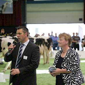 De Duitser Markus Mock (links op de foto, rechts speaker Alice Booy) jureerde samen met de Belg Tjebbe Huybrechts bij zwartbont. Bij roodbont namen Henry ten Have en Jan Steegink de honneurs waar.