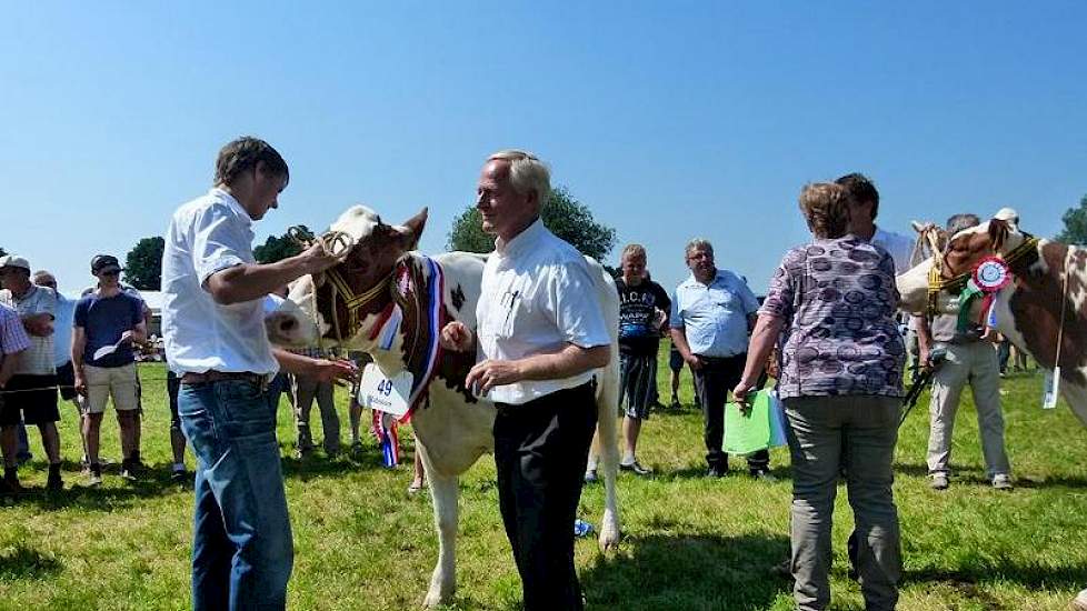 NRS hoofdinspecteur Arie Hamoen kwam ter gelegenheid van de 75ste editie keuren in Markelo.