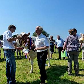 NRS hoofdinspecteur Arie Hamoen kwam ter gelegenheid van de 75ste editie keuren in Markelo.