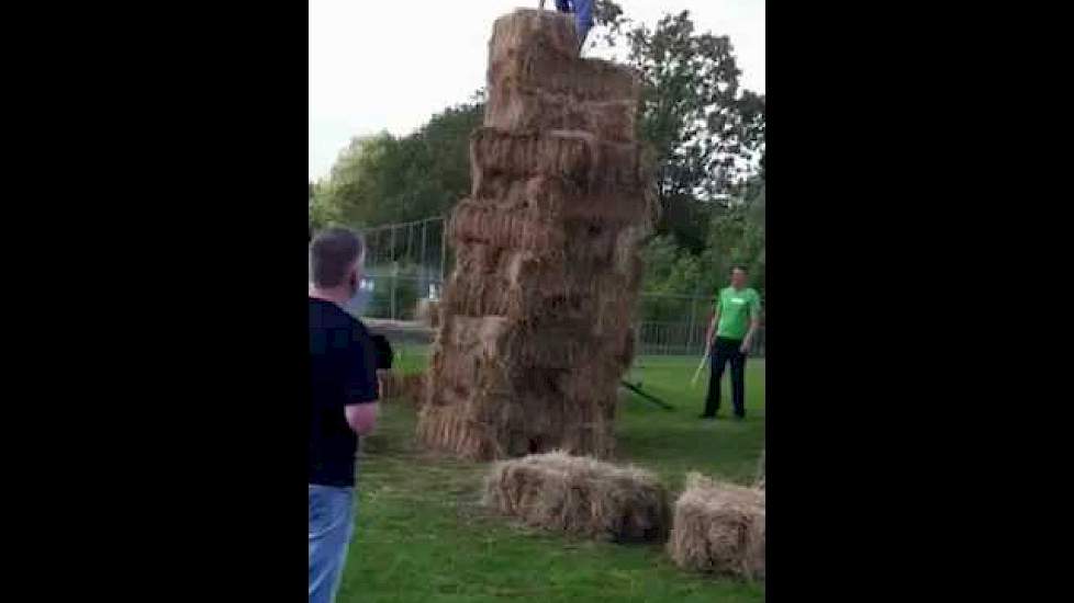 Eerste NL hooibalenstapelen tijdens de landbouwshow in Opmeer