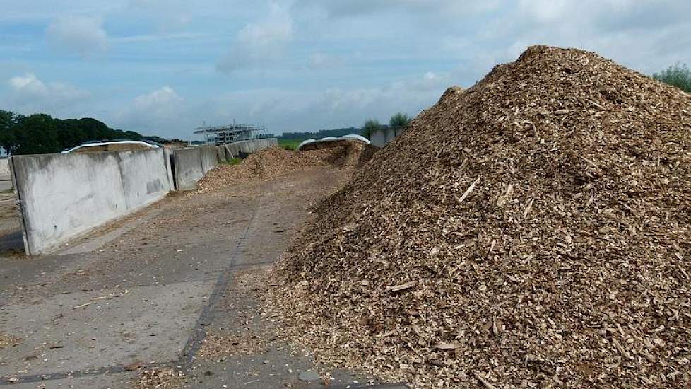 Als composteringsmateriaal worden houtsnippers gebruikt, die in een paar jaar tijd dubbel zo duur zijn geworden.