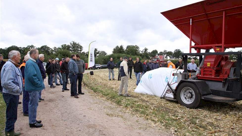 Loonbedrijf Westerveld uit Breedenbroek demonstreerde het vermalen tot CCM en inpakken in plastic slurfen: 'megabagging'