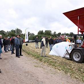 Loonbedrijf Westerveld uit Breedenbroek demonstreerde het vermalen tot CCM en inpakken in plastic slurfen: 'megabagging'