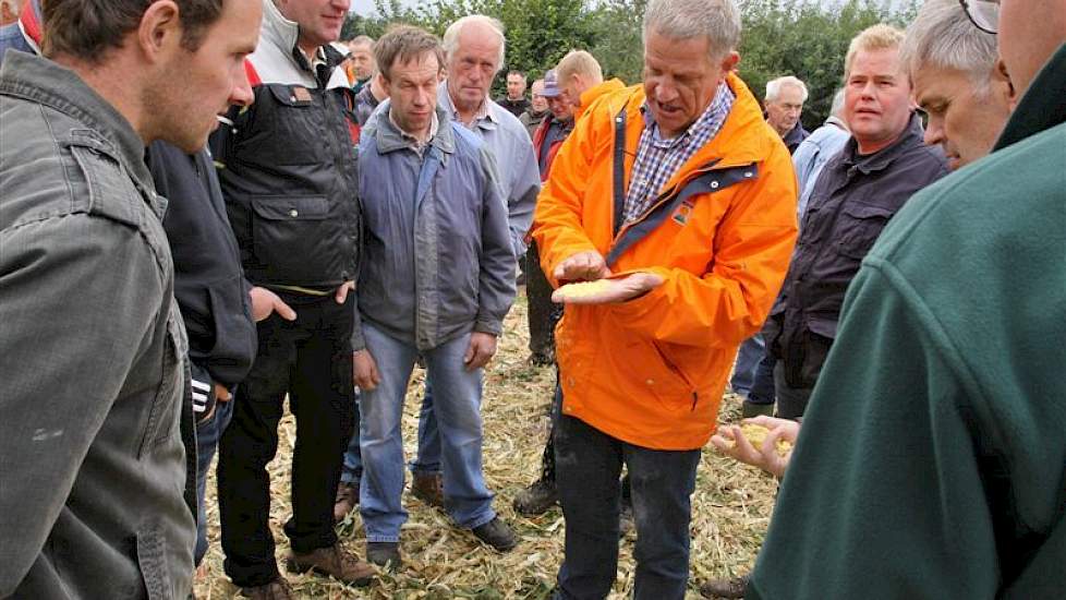 Vertegenwoordiger Henk Bos van KWS geeft uitleg.