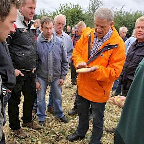 Vertegenwoordiger Henk Bos van KWS geeft uitleg.