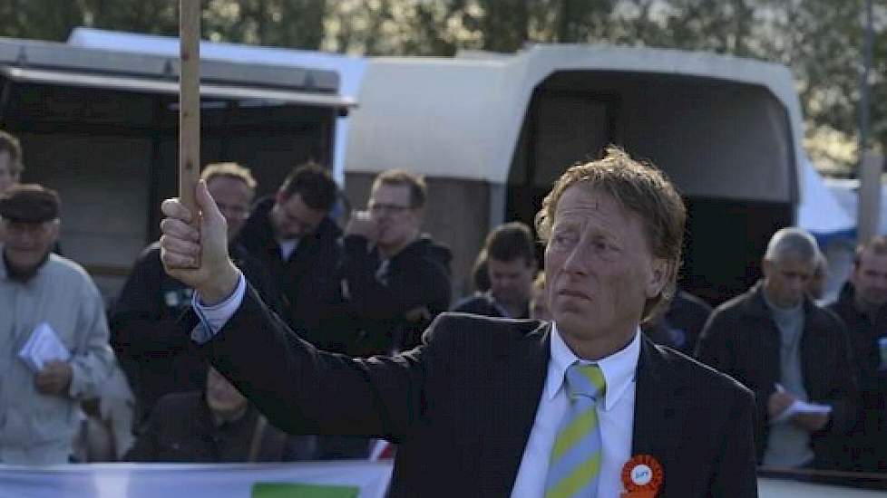 De kampioenen werden bekendgemaakt door middel van het bordjessysteem. Hier kent Harry Schuiling 8 punten toe aan de latere reservekampioen bij de vaarzen Hbc Sheila 4 (v. Goldwyn) van Schep Holsteins uit Bergambacht.