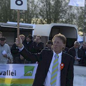 De kampioenen werden bekendgemaakt door middel van het bordjessysteem. Hier kent Harry Schuiling 8 punten toe aan de latere reservekampioen bij de vaarzen Hbc Sheila 4 (v. Goldwyn) van Schep Holsteins uit Bergambacht.