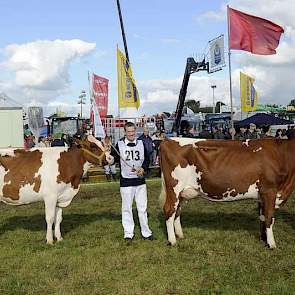 De kampioen (rechts) en reservekampioen bij de roodbonte junioren: Toosje 20 (v. Salomo) van Arnold van Dee uit IJzendoorn (rechts) en Johanna 145 (v. Lawn Boy) van de VOF Pellikaan uit Meerkerk.