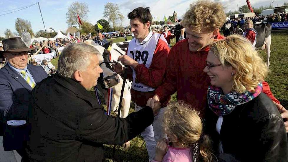 NLTO-voorzitter Siem-Jan Schenk feliciteert de familie Bons met het behaalde succes. Geheel links op de foto fokveedagvoorzitter Jan de Groot.