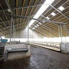 Vrielink heeft met het oog op de toekomst zijn stal groter gebouwd. Er is ruimte voor zo’n 140 koeien. Er lopen nu 65 koeien en in de toekomst zal de andere helft van de stal ook ingericht worden als Vrielink zijn veestapel gaat uitbreiden. Nu wordt de an