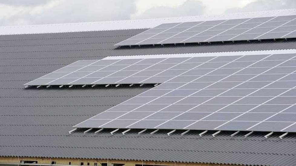 Er liggen op het dak 174 zonnepanelen in zuidwestelijke richting. Ze leveren 35.000 kWh en alleen al de maanden augustus en september produceerden de panelen 9000 kWh. Het systeem is modulair en kan eenvoudig worden uitgebreid met meer zonnepanelen, maar