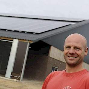 Melkveehouder Gert Vrielink uit Benneveld heeft de eerste Energieneutrale ligboxenstal van Drenthe. Het bedrijf met 65 melkkoeien produceert energie met een zonnepaneleninstallatie, hergebruikt de warmte uit melk en is tevens ingericht voor energiebespari