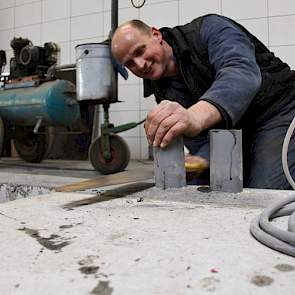 Melkveehouder Willem van der Linde (foto) bouwde in eigen beheer een ligboxenstal voor 240 melkkoeien op zijn erf. „Het duurt nog wel tien jaar voordat de nieuwe stal vol zal zijn, maar als je tóch bezig bent, dan kun je beter flink op de groei bouwen”, z