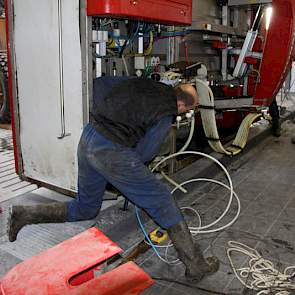 Voorzichtig zakt de melkrobot op zijn plaats.