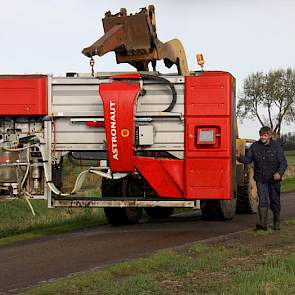 Als een vis op het droge hangt een melkrobot in een shovel.