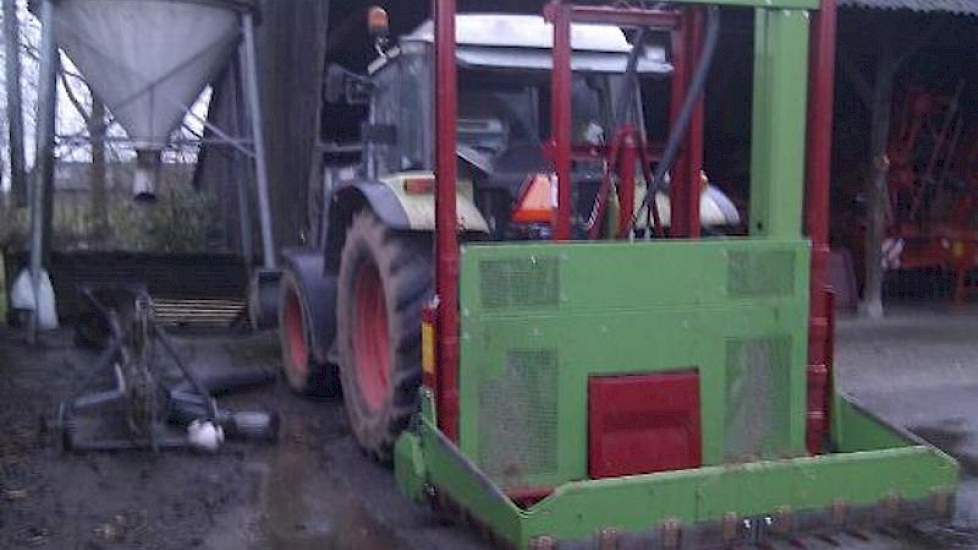 Met een flinke Strautmann kuilvoersnijder worden de voerpakken één maal per drie dagen in de voerkeuken geplaatst. Tegenover de extra capaciteit die een grote kuilsnijder oplevert staan de meerkosten van deze mechanisatie.