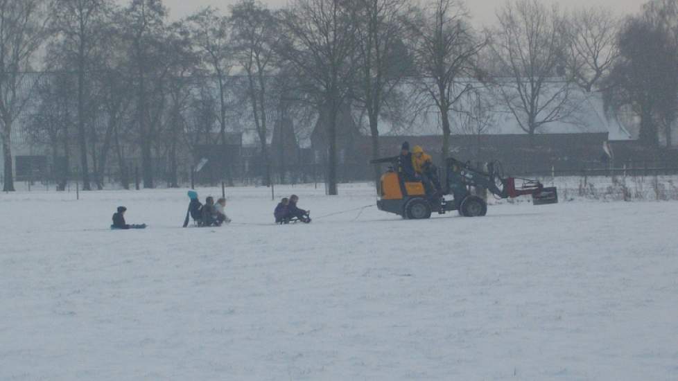 Behalve sneeuwschuiven kun je met zo'n minishovel ook lekker sleetjes voorttrekken. Deze foto is gemaakt op het kinderfeestje van Renske Rovers die 5 jaar werd.