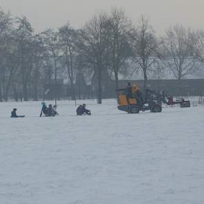 Behalve sneeuwschuiven kun je met zo'n minishovel ook lekker sleetjes voorttrekken. Deze foto is gemaakt op het kinderfeestje van Renske Rovers die 5 jaar werd.